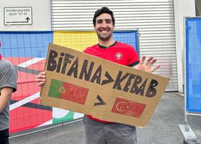 11 detalii de culoare de la Turcia - Portugalia » Un nou episod al „războiului culinar” de la Euro, nu și-au uitat eroul + Cum l-au tachinat turcii pe Ronaldo