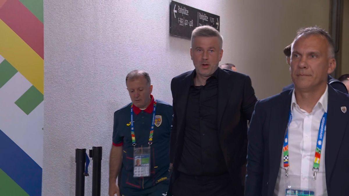 Susținători speciali pentru România: sora lui Edi Iordănescu și soția lui Denis Drăguș au atras toate privirile » Cine l-a așteptat pe Ianis Hagi