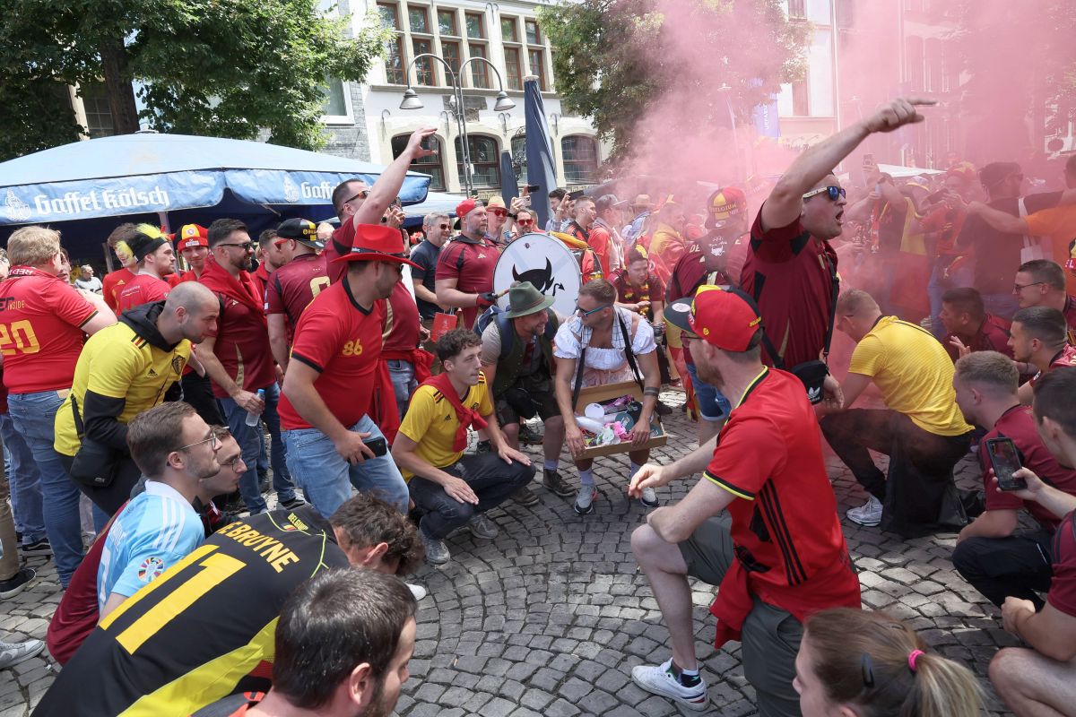 Belgienii au pornit haosul în Koln, înainte de meciul cu România » Imagini spectaculoase în centrul orașului: ce răspuns au avut pentru mesajele românilor