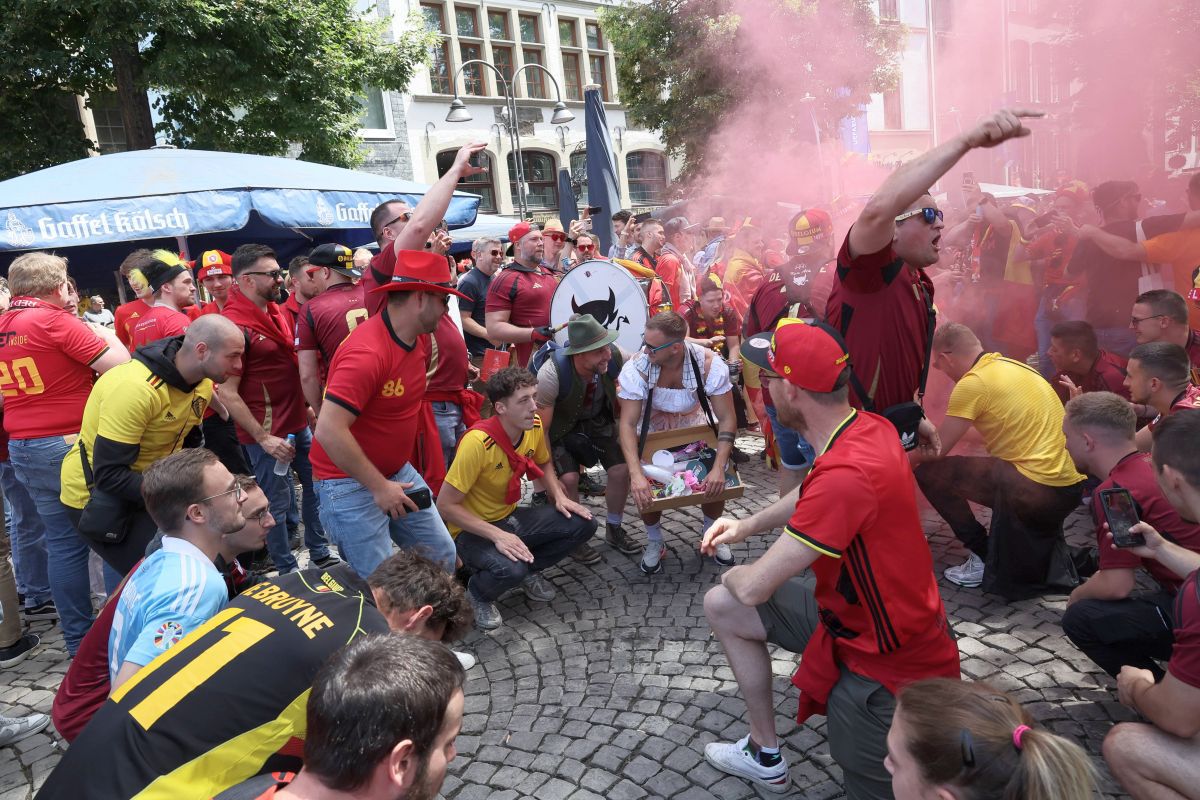 Suporterii „Les Diables rouges”, spectacol învăluit în fum colorat la Koln, înainte de Belgia - România
