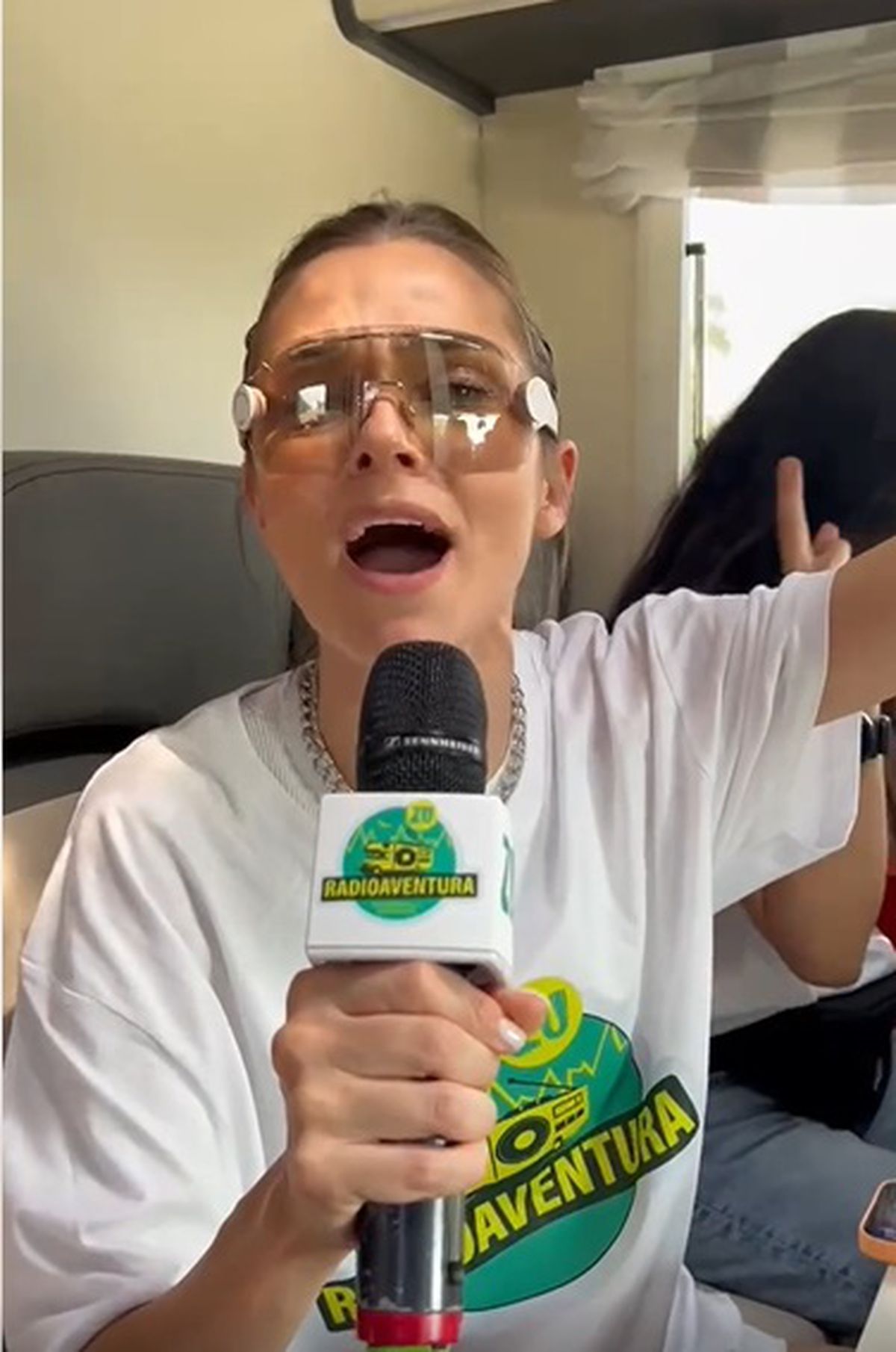 Cântăreața Theo Rose, melodie specială pentru „tricolori” înainte de meciul României: „Două fire, două paie, luați Belgia la bătaie!”