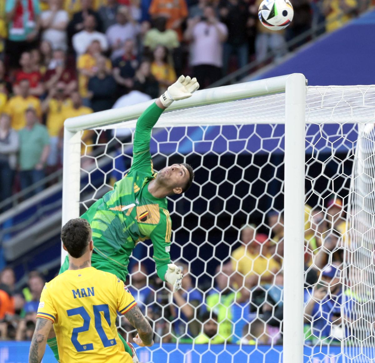 Comentarii dure după cea mai controversată fază a partidei Belgia - România 2-0: „Henț clar! Sunt directive de la UEFA!”