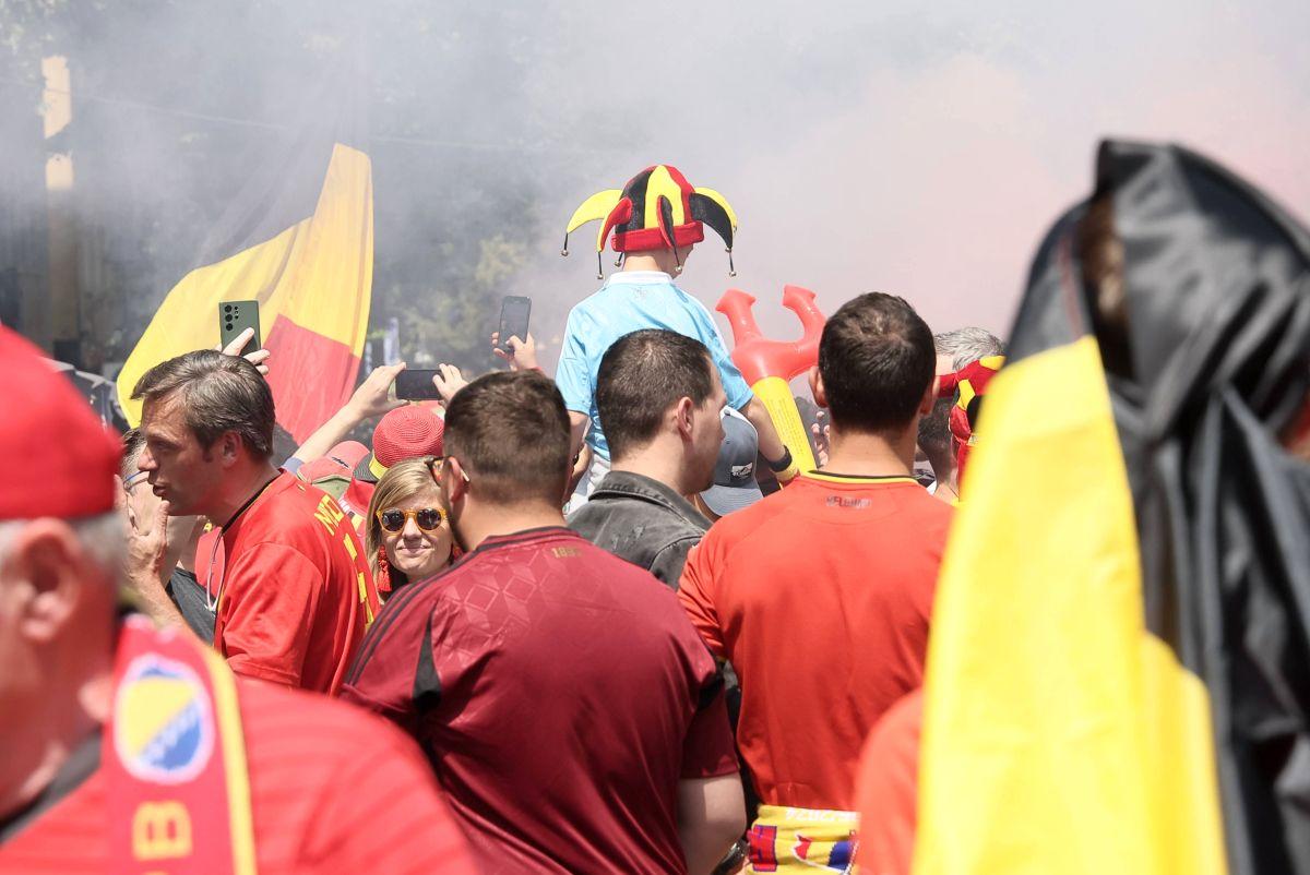 Suporterii „Les Diables rouges”, spectacol învăluit în fum colorat la Koln, înainte de Belgia - România
