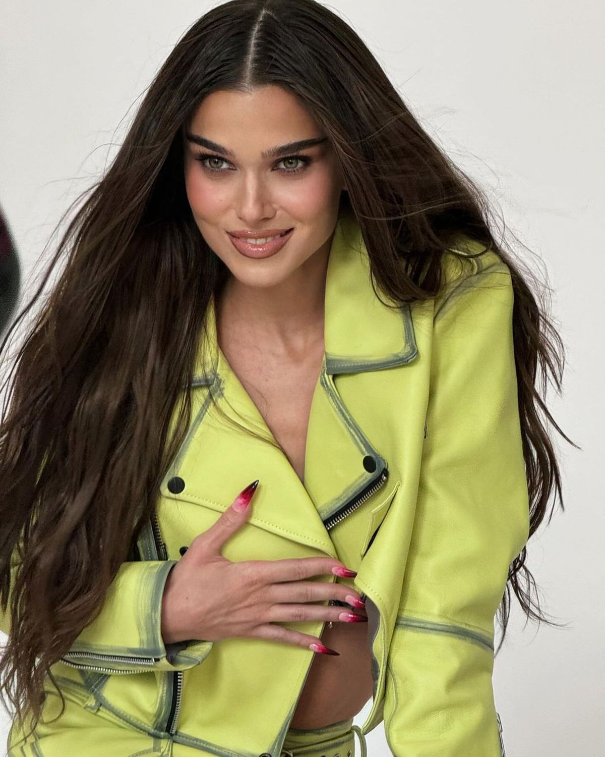 Cântăreața Theo Rose, melodie specială pentru „tricolori” înainte de meciul României: „Două fire, două paie, luați Belgia la bătaie!”