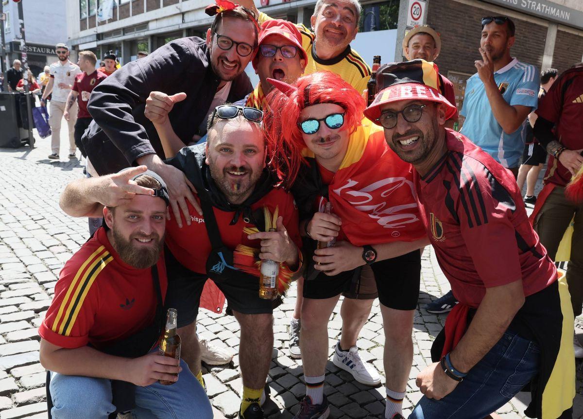 Suporterii „Les Diables rouges”, spectacol învăluit în fum colorat la Koln, înainte de Belgia - România