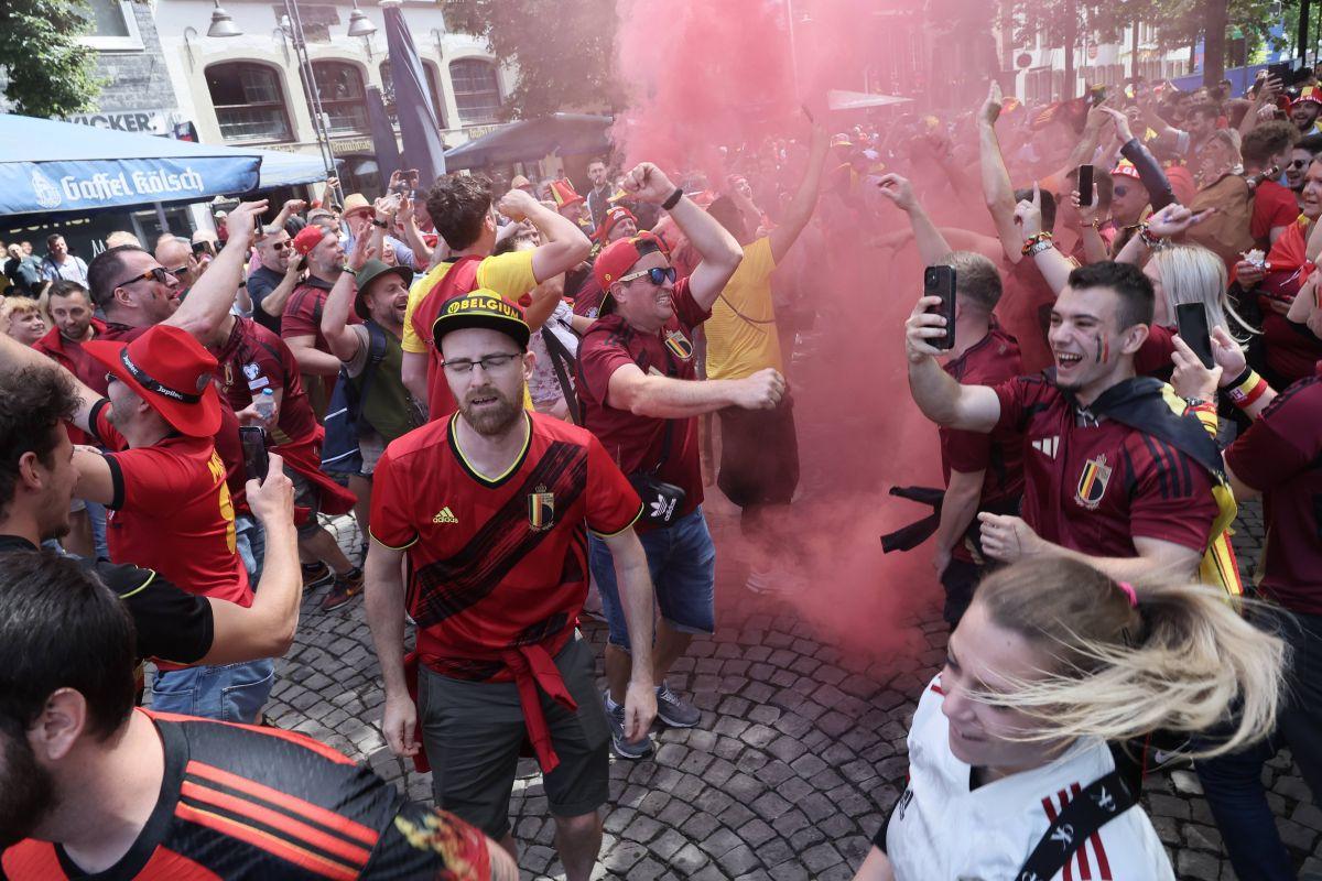 Suporterii „Les Diables rouges”, spectacol învăluit în fum colorat la Koln, înainte de Belgia - România
