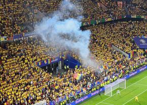 Fanii români au aprins torțe cu Belgia + un mesaj clar în războiul FCSB - CSA Steaua » Momentele surprinse în repriza secundă
