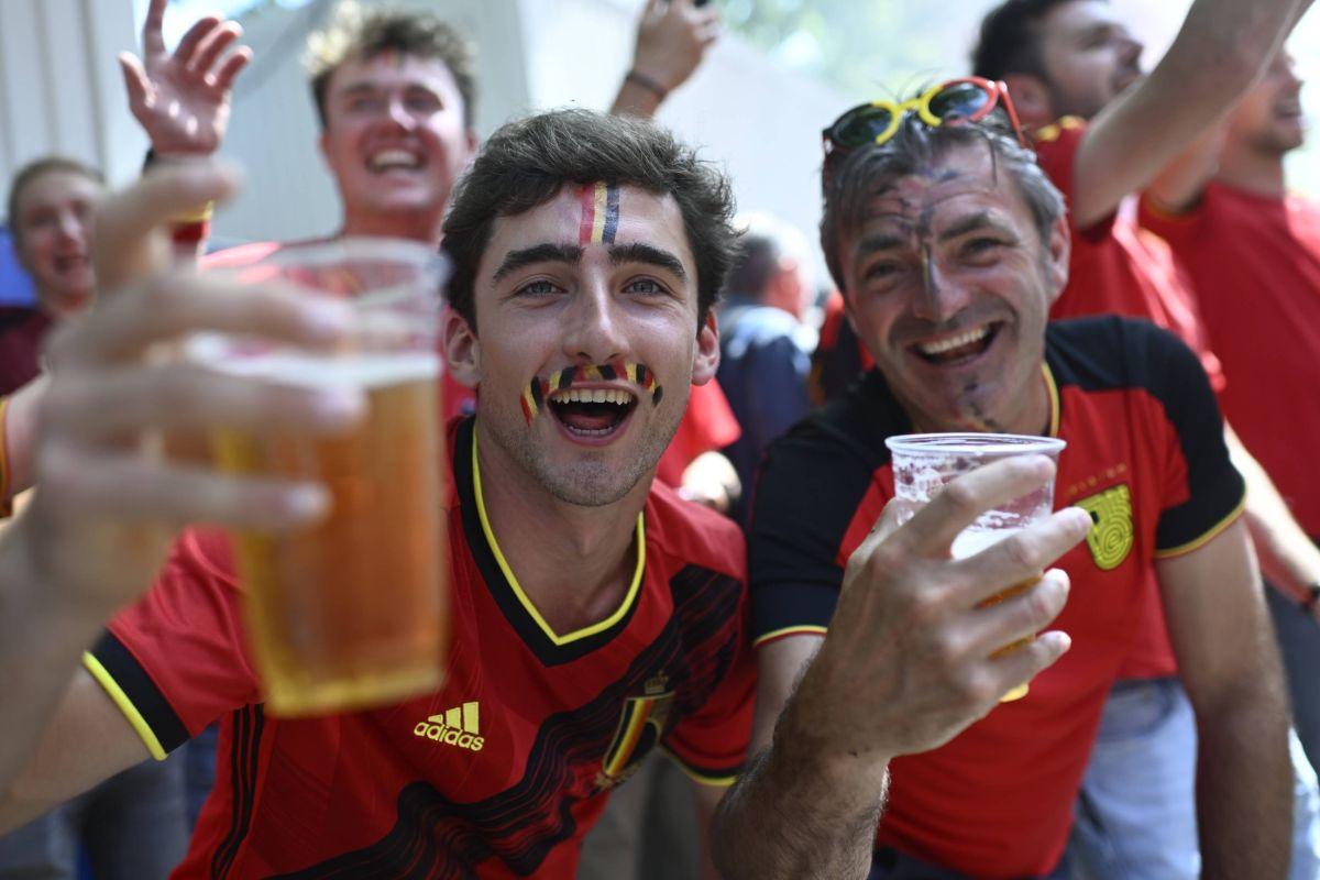 Suporterii „Les Diables rouges”, spectacol învăluit în fum colorat la Koln, înainte de Belgia - România