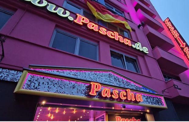 „Blocul roz” din Koln, cel mai mare bordel din Europa! » Acum, e un fanzone neconvențional, de 9.000m²: poți vedea Euro, iar în pachet primești un dans privat