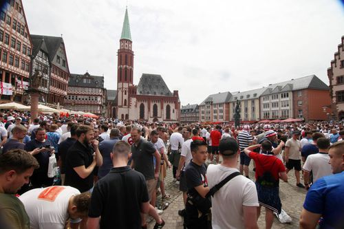 Englezii au pus stăpânire pe centrul Frankfurtului / Foto: Imago