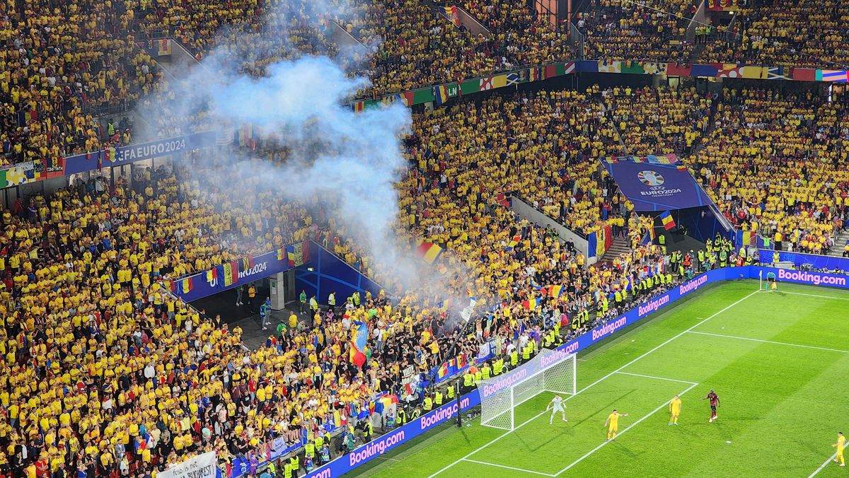 Fanii români au aprins torțe cu Belgia + un mesaj clar în războiul FCSB - CSA Steaua » Momentele surprinse în repriza secundă