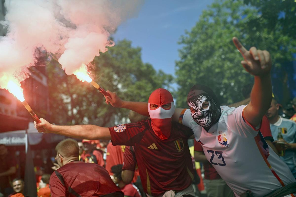 Suporterii „Les Diables rouges”, spectacol învăluit în fum colorat la Koln, înainte de Belgia - România
