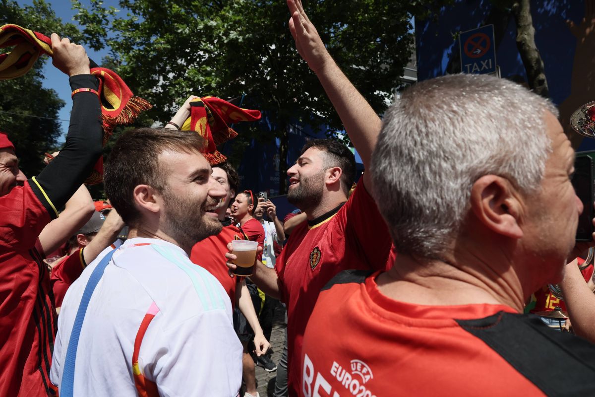 Suporterii „Les Diables rouges”, spectacol învăluit în fum colorat la Koln, înainte de Belgia - România