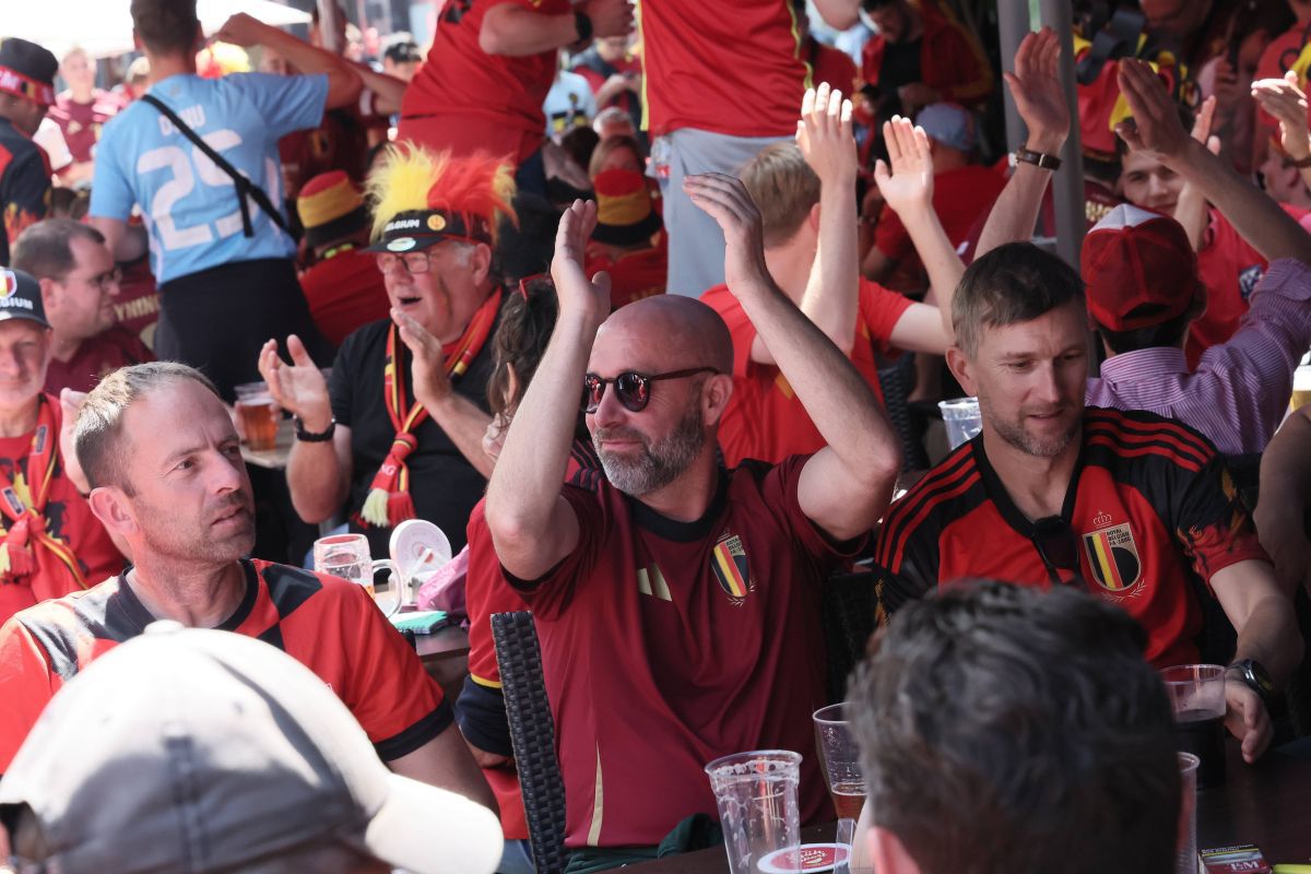 Suporterii „Les Diables rouges”, spectacol învăluit în fum colorat la Koln, înainte de Belgia - România