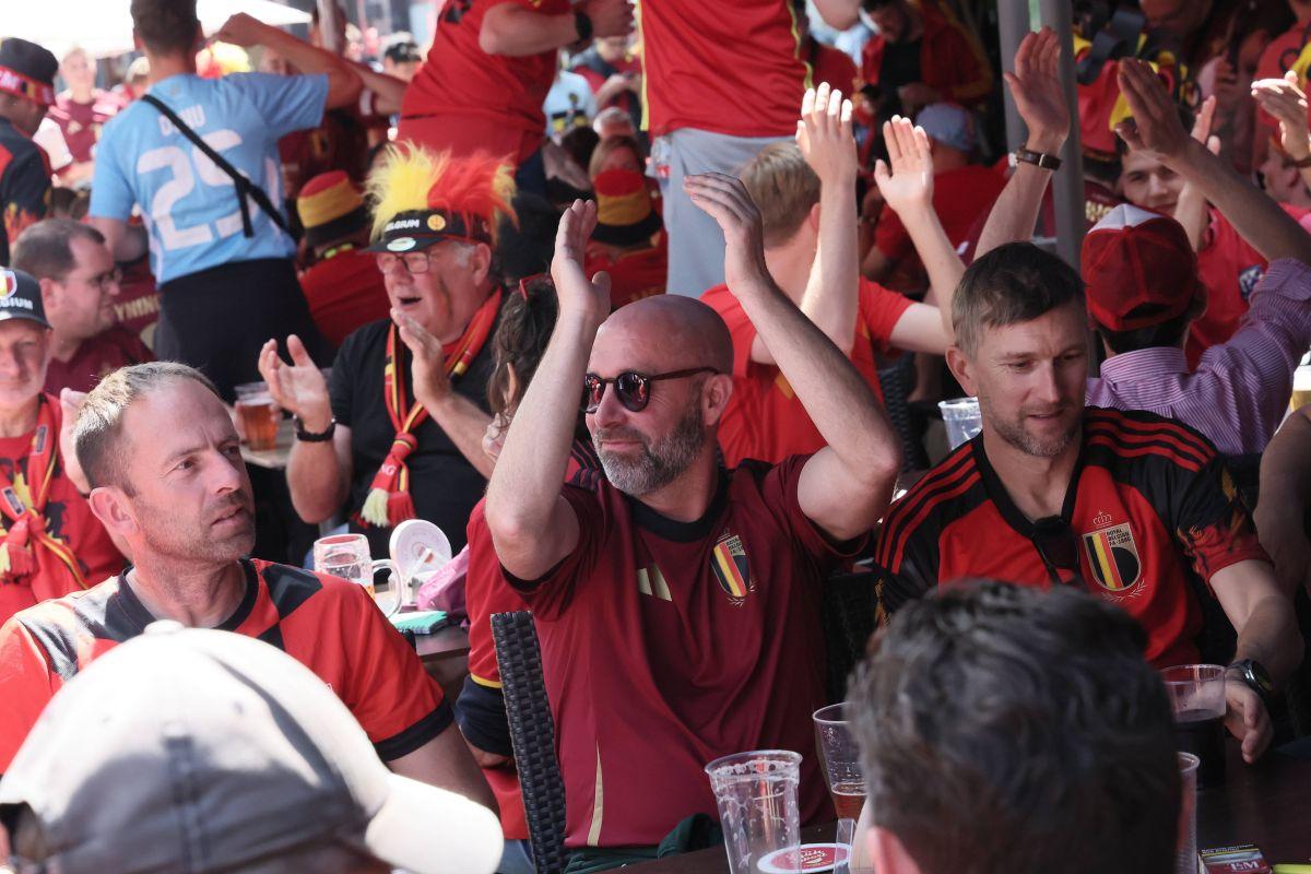 Suporterii „Les Diables rouges”, spectacol învăluit în fum colorat la Koln, înainte de Belgia - România
