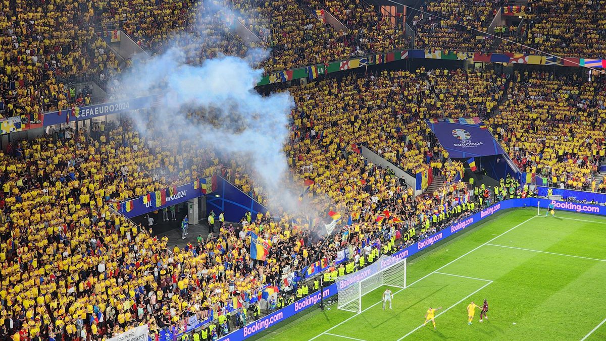 Fanii români au aprins torțe cu Belgia + un mesaj clar în războiul FCSB - CSA Steaua » Momentele surprinse în repriza secundă