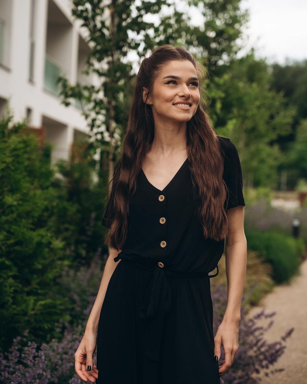 Cântăreața Theo Rose, melodie specială pentru „tricolori” înainte de meciul României: „Două fire, două paie, luați Belgia la bătaie!”