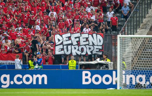 Bannerul „Defend Europa”, afișat de fanii Austriei / Foto: Imago