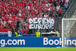 Banner scandalos al austriecilor » E răspândit de o grupare de extremă dreapta și a ajuns și pe stadioanele de la Euro