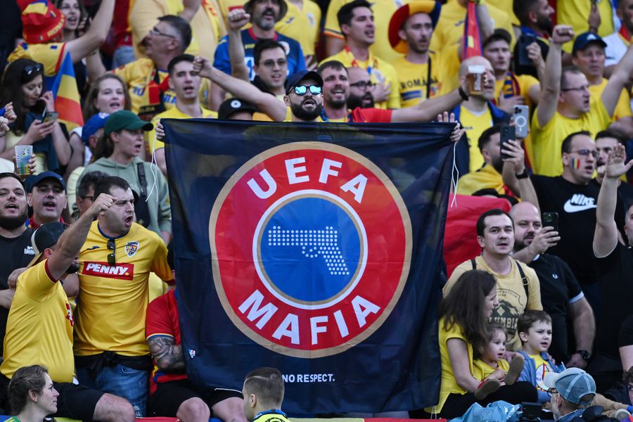 Fanii români au aprins torțe cu Belgia + un mesaj clar în războiul FCSB - CSA Steaua » Momentele surprinse în repriza secundă