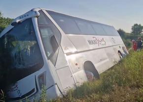 Accident grav pe Autostrada Soarelui: autocarul răsturnat transporta o echipă de baschet de copii » Un adult decedat, doi minori în stare gravă