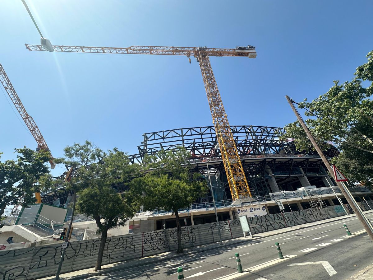 Lucrările de reconstrucție ale Spotify Camp Nou au ajuns în faza de montat gazonul