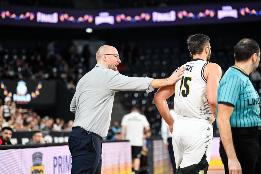 Mihai Silvășan, alături de Emanuel Cățe/Foto: Imago Images „Nu există să renunți” » După al 15-lea trofeu al carierei, Mihai Silvășan a făcut retrospectiva sezonului și a privit la viitor: „Visul ar fi să o antrenez pe U-BT în Euroligă”