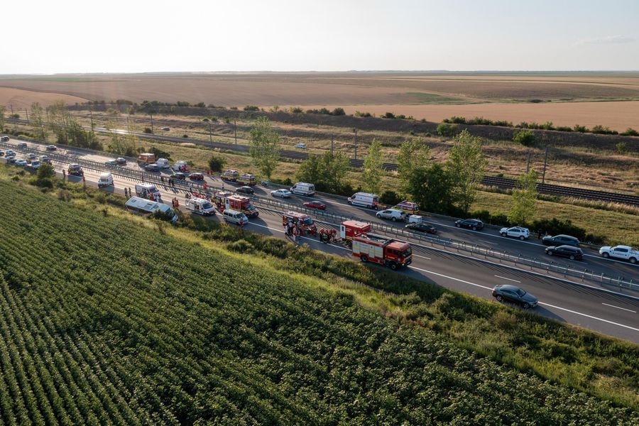 Accident grav pe Autostrada A2/Foto: ISU Călărași Accident grav pe Autostrada Soarelui: autocarul răsturnat transporta o echipă de baschet de copii » Un adult decedat, doi minori internați la spitalul Grigore Alexandrescu