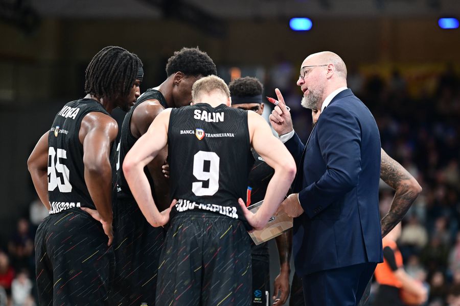 Mihai Silvășan, oferindu-le indicații jucătorilor săi/Foto: Imago Images „Nu există să renunți” » După al 15-lea trofeu al carierei, Mihai Silvășan a făcut retrospectiva sezonului și a privit la viitor: „Visul ar fi să o antrenez pe U-BT în Euroligă”