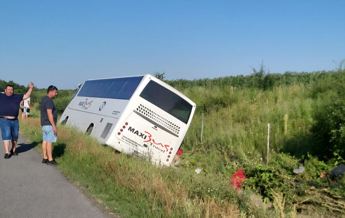 Accident grav pe Autostrada Soarelui: autocarul răsturnat transporta o echipă de baschet de copii » Un adult decedat, doi minori internați la spitalul Grigore Alexandrescu