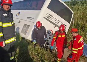 Accident grav pe Autostrada Soarelui: autocarul răsturnat transporta o echipă de baschet de copii » Un adult decedat, doi minori internați la spitalul Grigore Alexandrescu