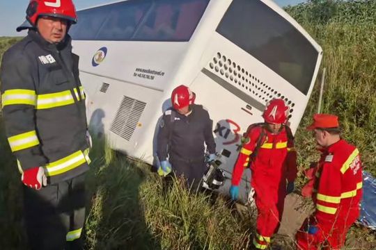 Un autocar cu o echipă de baschet juvenil s-a răsturnat pe Autostrada A2/Foto: captură Facebook