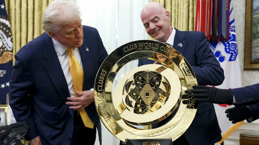 Gianni Infantino și Donald Trump, alături de trofeul de la Campionatul Mondial al Cluburilor 2025 Pariu îndrăzneț pus de Gianni Infantino la Mondialul Cluburilor: „Va fi numărul 1 în maximum 5 ani”