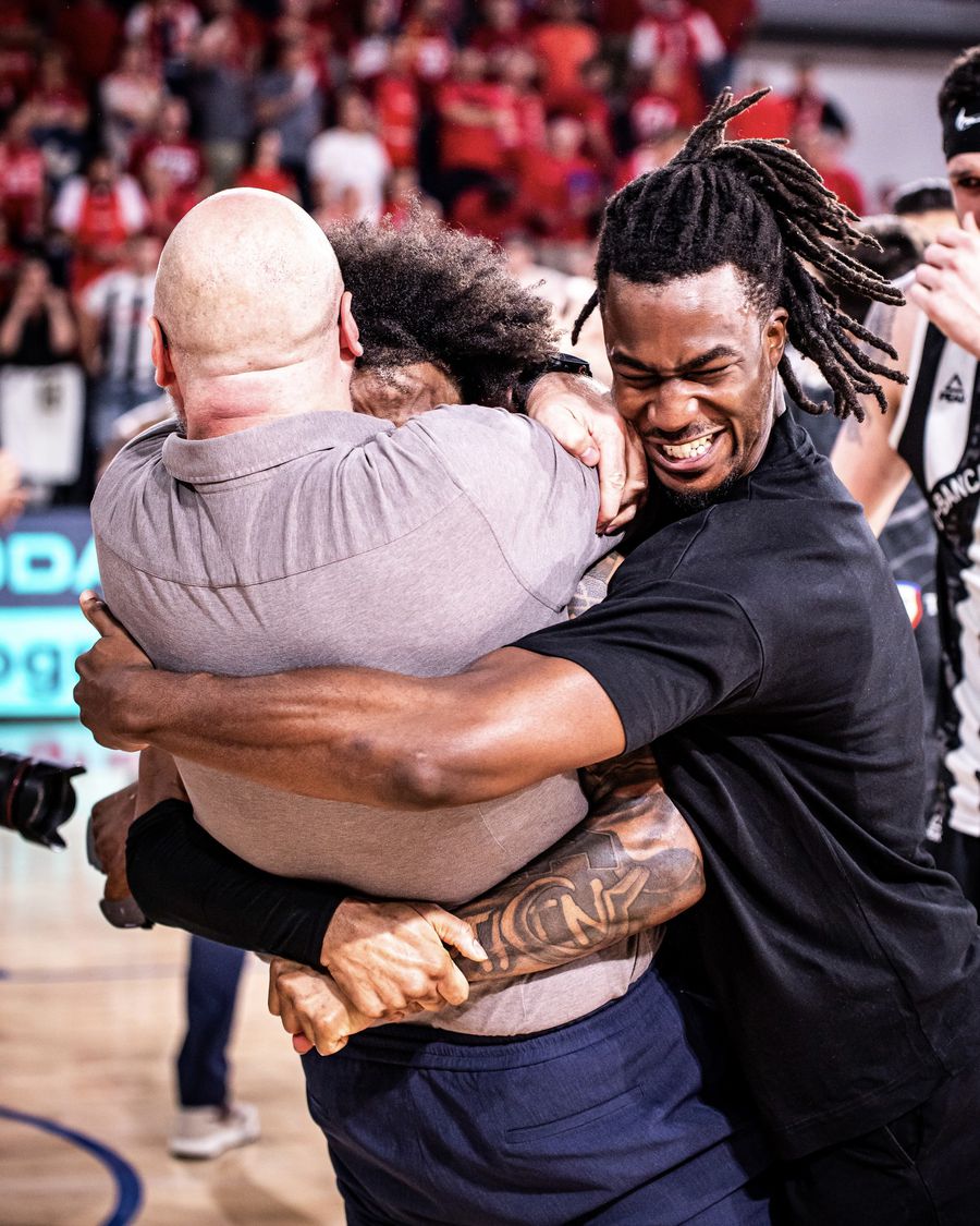 Mihai Silvășan, îmbrățișându-i pe Zavier Simpson și Adam Mokoka, după câștigarea celui de-al 5-lea titlu consecutiv/Foto: Manases Sandor (U-BT Cluj-Napoca) „Nu există să renunți” » După al 15-lea trofeu al carierei, Mihai Silvășan a făcut retrospectiva sezonului și a privit la viitor: „Visul ar fi să o antrenez pe U-BT în Euroligă”