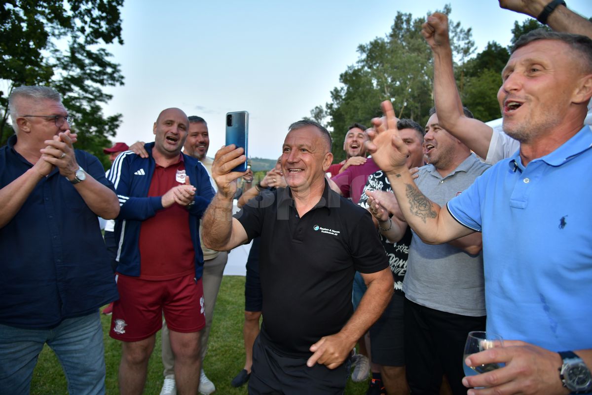 Show total la reeditarea XXL a Cupei României 1995, Petrolul – Rapid: „Ia liftul, «Vioară»!” + cum au „blătuit” partida și imagini inedite din meci și de la petrecere