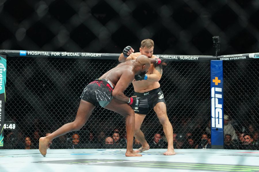 Jon Jones, în ultimul său meci din UFC, împotriva lui Stipe Miocic. Foto: Imago Sfârșitul unei ere » Retragerea „GOAT-ului” a devenit azi oficială: „Amintiri pe care le voi prețui”