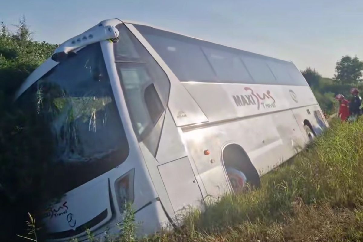 Accident grav pe Autostrada Soarelui: autocarul răsturnat transporta o echipă de baschet de copii » Un adult decedat, doi minori internați la spitalul Grigore Alexandrescu