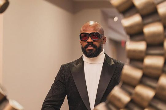 Jon Jones (37 de ani), unul dintre cei mai mari luptători din istoria sporturilor de contact, campion la categoria grea în UFC, și-a anunțat astăzi oficial retragerea printr-un mesaj postat pe contul său de X.