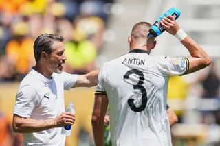 Măsuri neobișnuite! Rezervele Borussiei s-au refugiat în vestiar, un jucător a purtat mânecă lungă