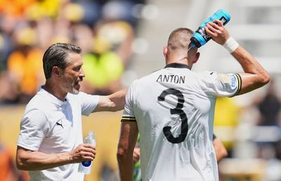 Măsuri neobișnuite! Rezervele Borussiei s-au refugiat în vestiar, un jucător a purtat mânecă lungă