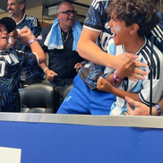Copiii lui Messi celebrează reușita tatălui lor la meciul cu Austria // Foto: Ionuț Iordache (GSP)