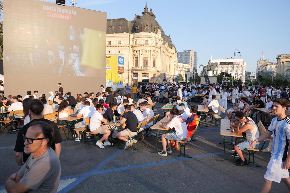 „MessiMania” la București și o apariție specială în centrul Capitalei: cântăreața din Argentina a atras toate privirile în Piața George Enescu. Peste 1.500 de oameni prezenți