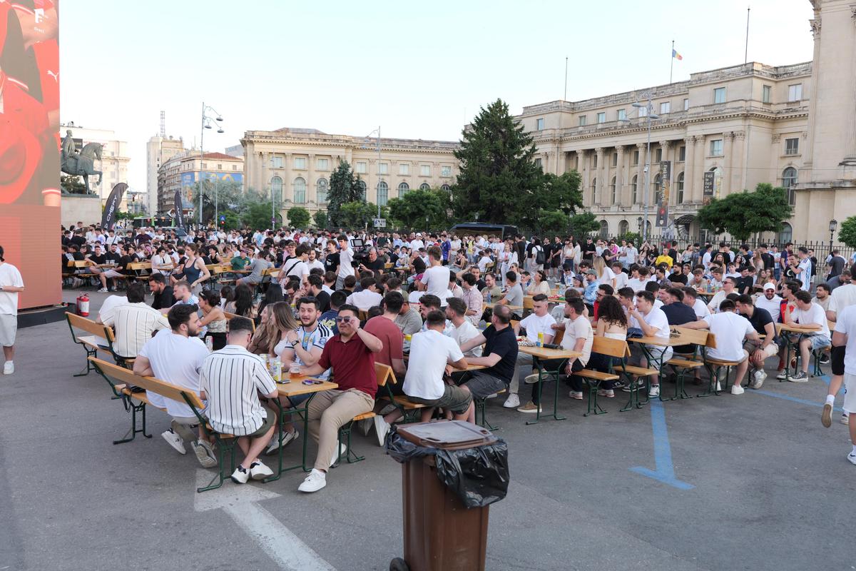 „MessiMania” la București și o apariție specială în centrul Capitalei: cântăreața din Argentina a atras toate privirile în Piața George Enescu. Peste 1.500 de oameni prezenți