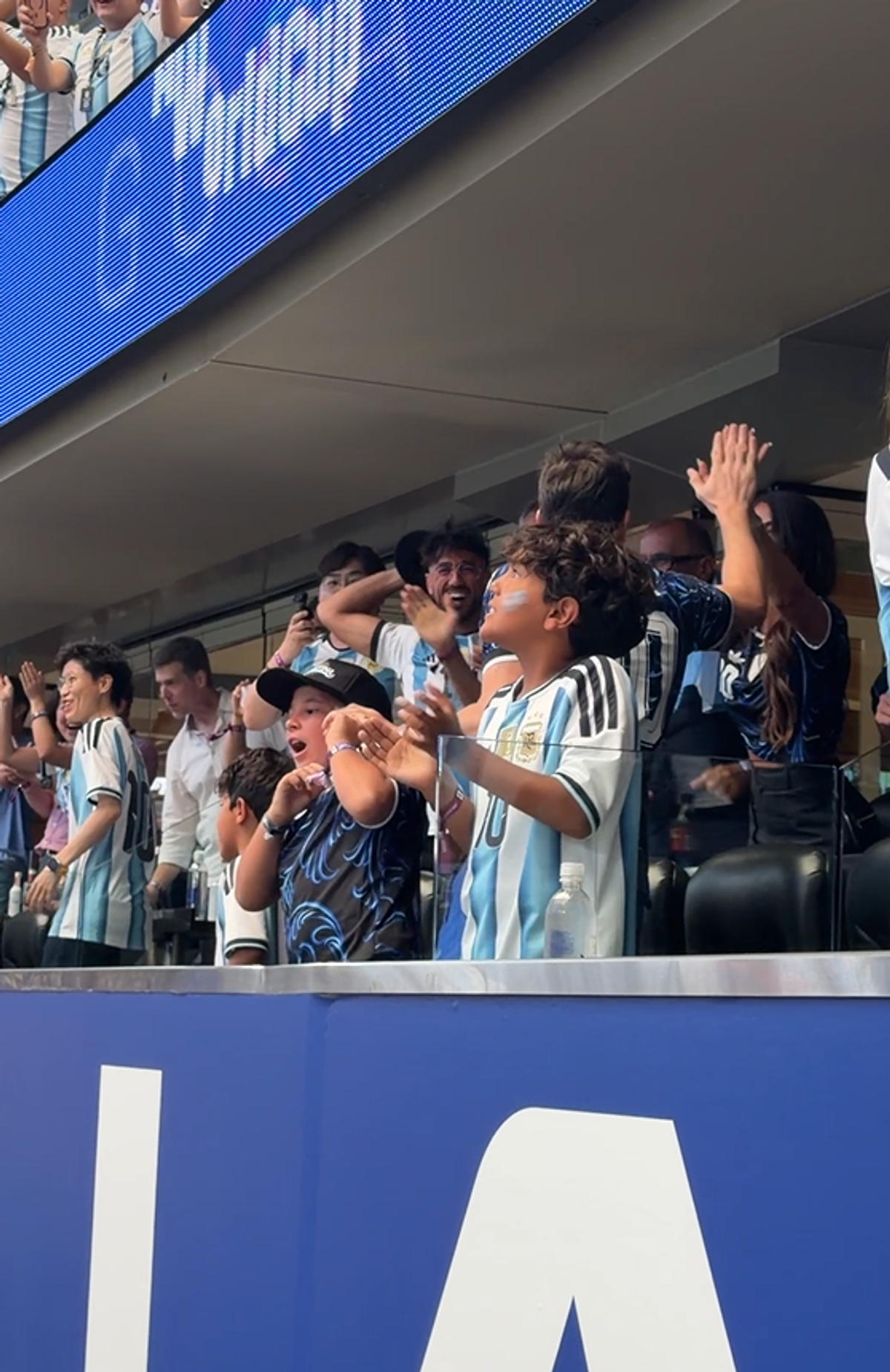 Explozie de bucurie în loja lui Lionel Messi la Argentina - Austria » Antonella a atras toate privirile