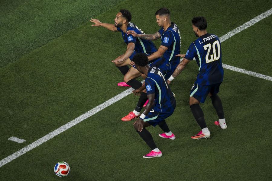 Matheus Cunha celebrează golurile marcate în victoria Braziliei cu Haiti (3-0) imitând un surfer pe placă / Foto: Imago Noul atacant al lui Carlo Ancelotti e pe val la Mondial » Ce înseamnă bucuria de după gol a lui Matheus Cunha