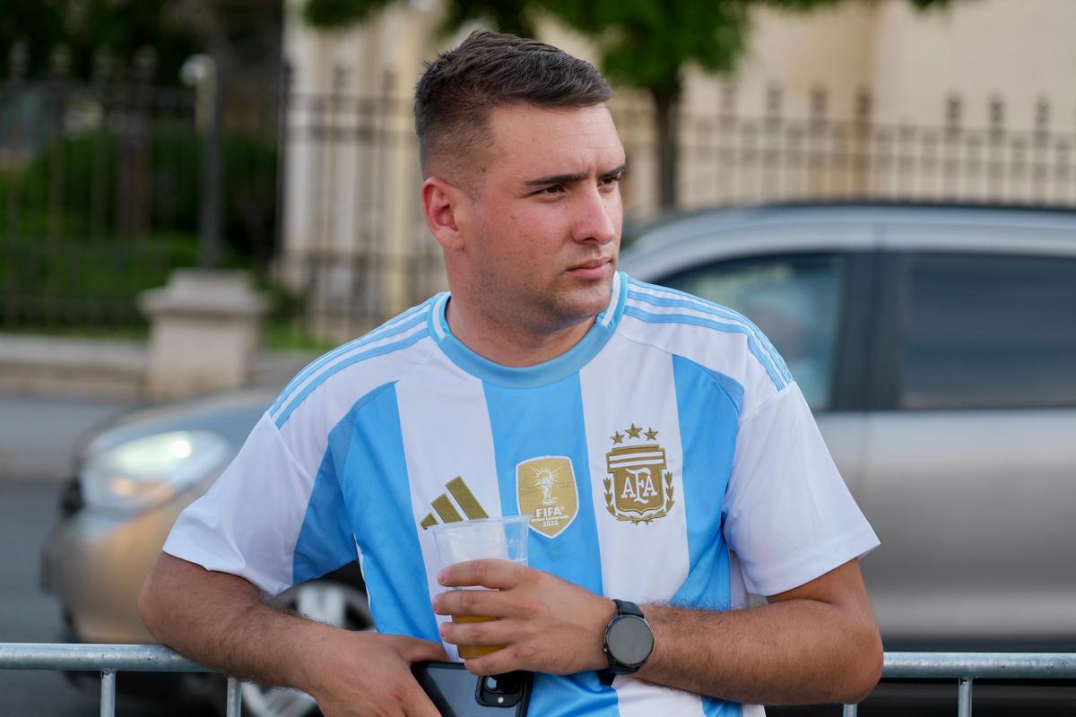 „MessiMania” la București și o apariție specială în centrul Capitalei: cântăreața din Argentina a atras toate privirile în Piața George Enescu. Peste 1.500 de oameni prezenți