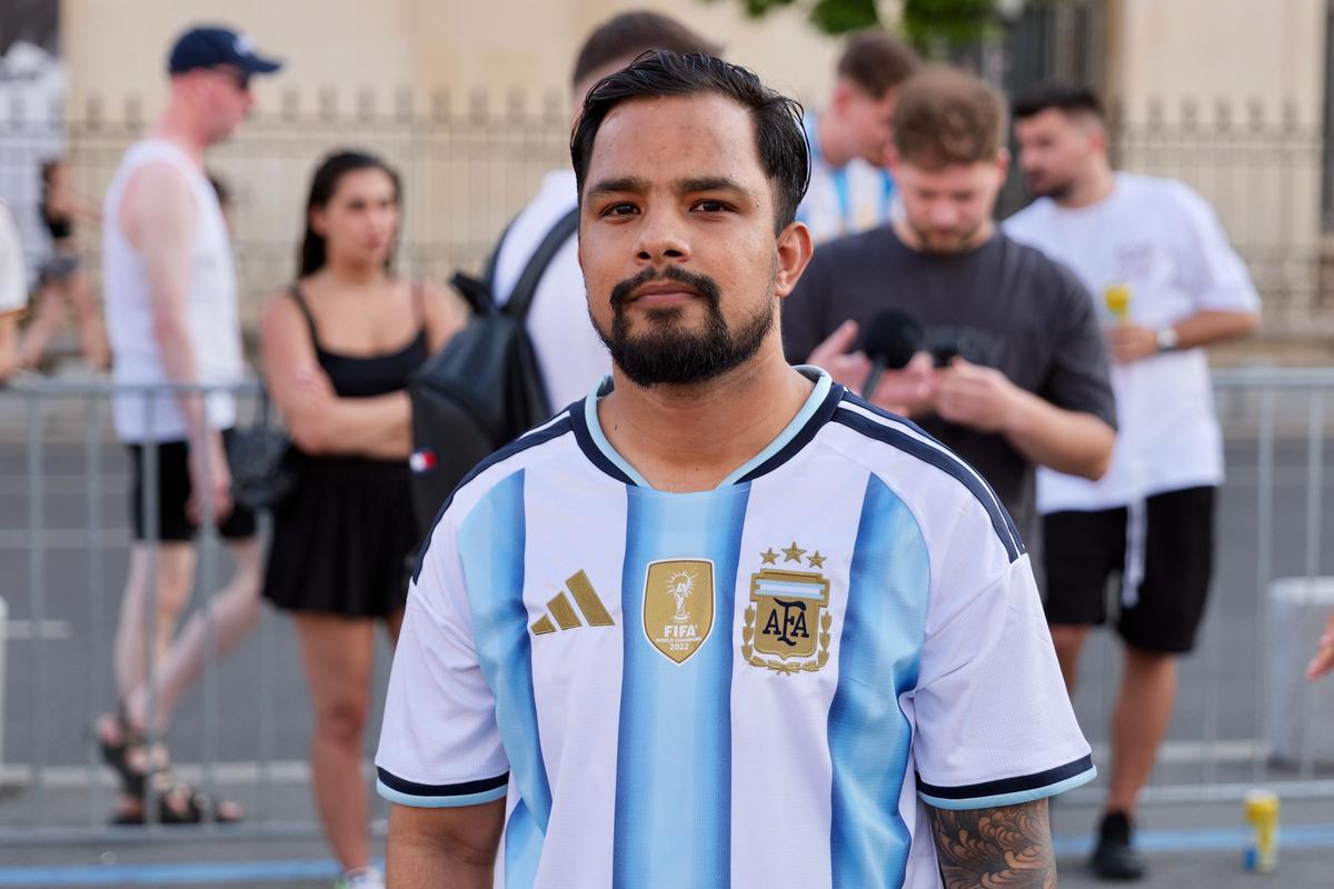 „MessiMania” la București și o apariție specială în centrul Capitalei: cântăreața din Argentina a atras toate privirile în Piața George Enescu. Peste 1.500 de oameni prezenți
