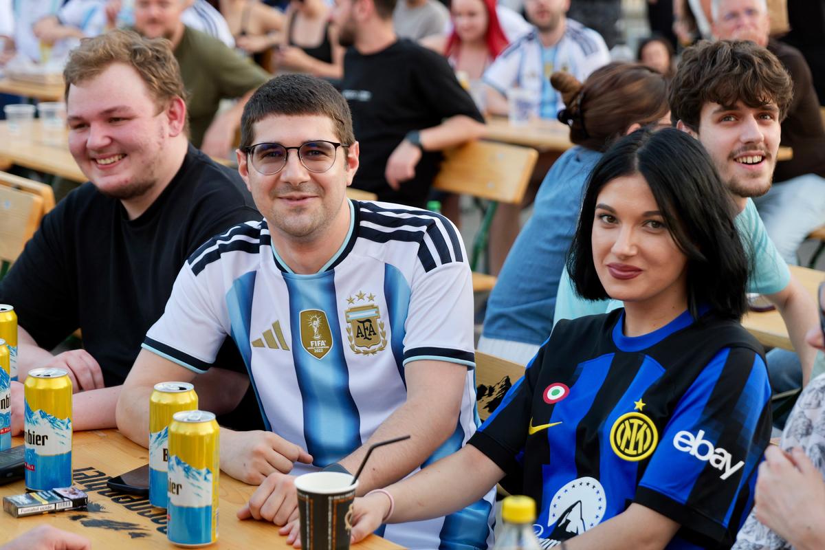 Cum s-a trăit la București meciul Argentinei cu Austria: frenezie pentru Messi în piața George Enescu