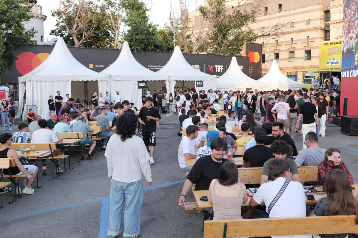 „MessiMania” la București și o apariție specială în centrul Capitalei: cântăreața din Argentina a atras toate privirile în Piața George Enescu. Peste 1.500 de oameni prezenți