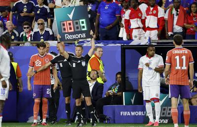 Marketing genial la Mondial! » Detaliul strategic prins de camerele de televiziune la arbitrii de rezervă
